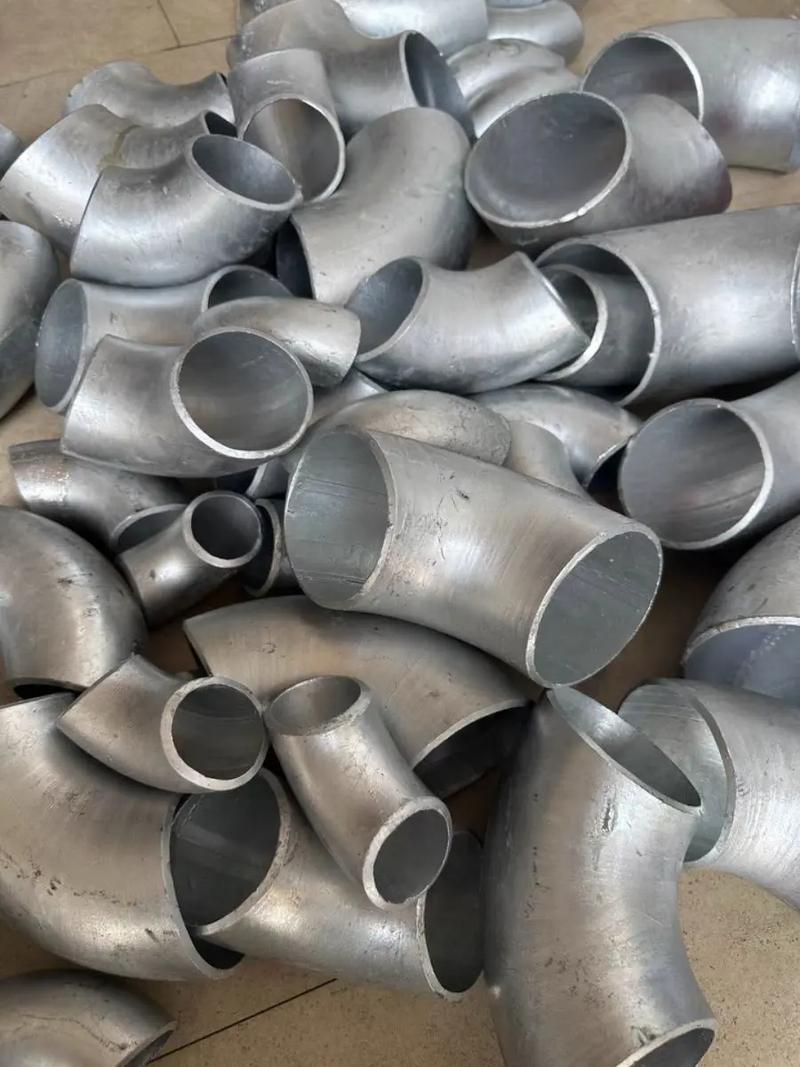 鍍鋅管焊接彎頭護欄的優(yōu)勢與應用